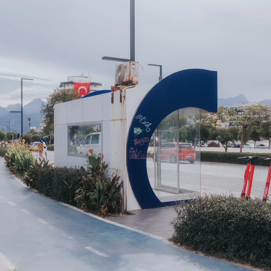 Depósito de micromovilidad eléctrica en la Ciudad de México al atardecer, con scooters en racks de carga.